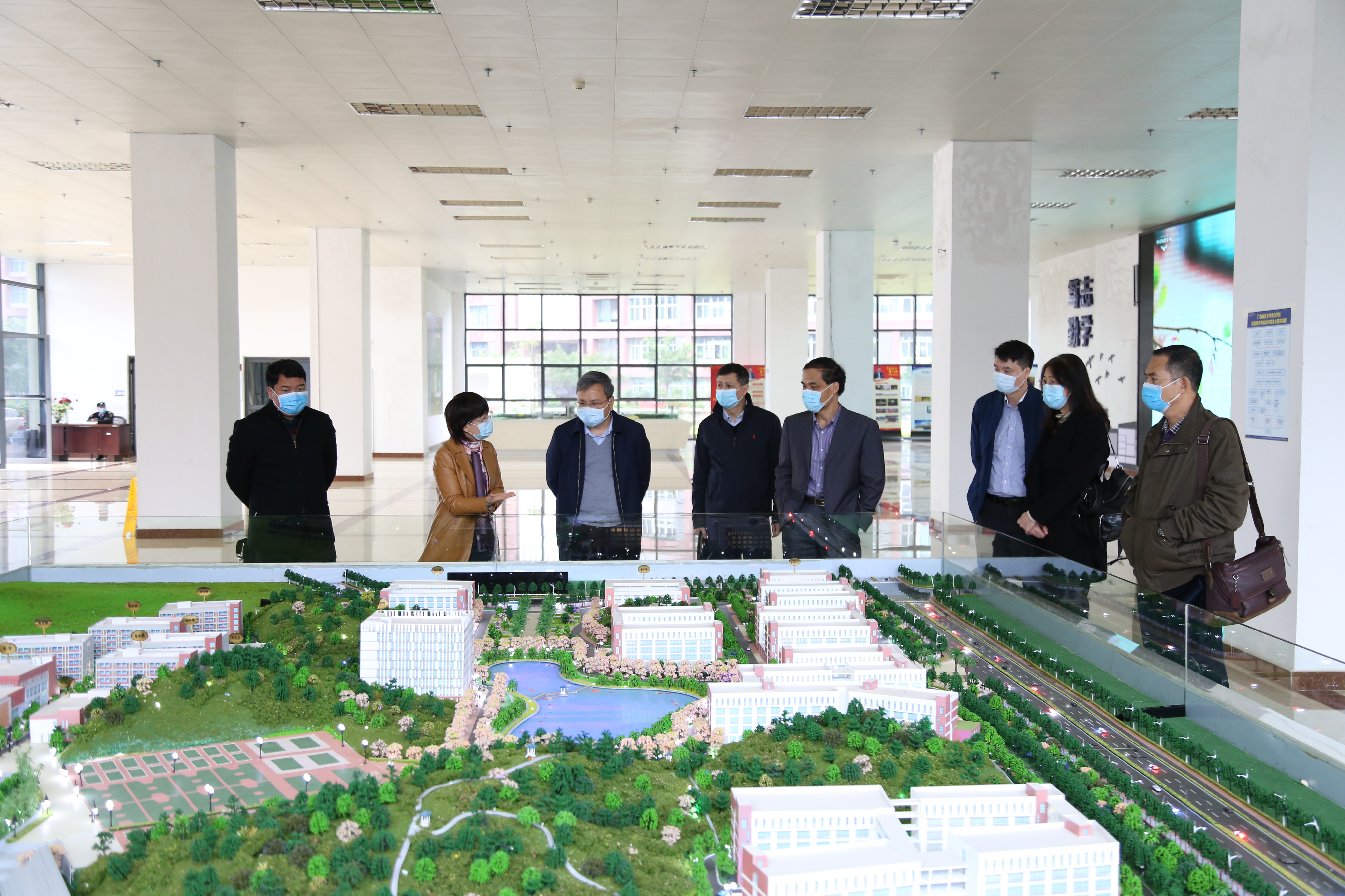 苏董事长一行参观了柳州工学院南,北校区沙盘