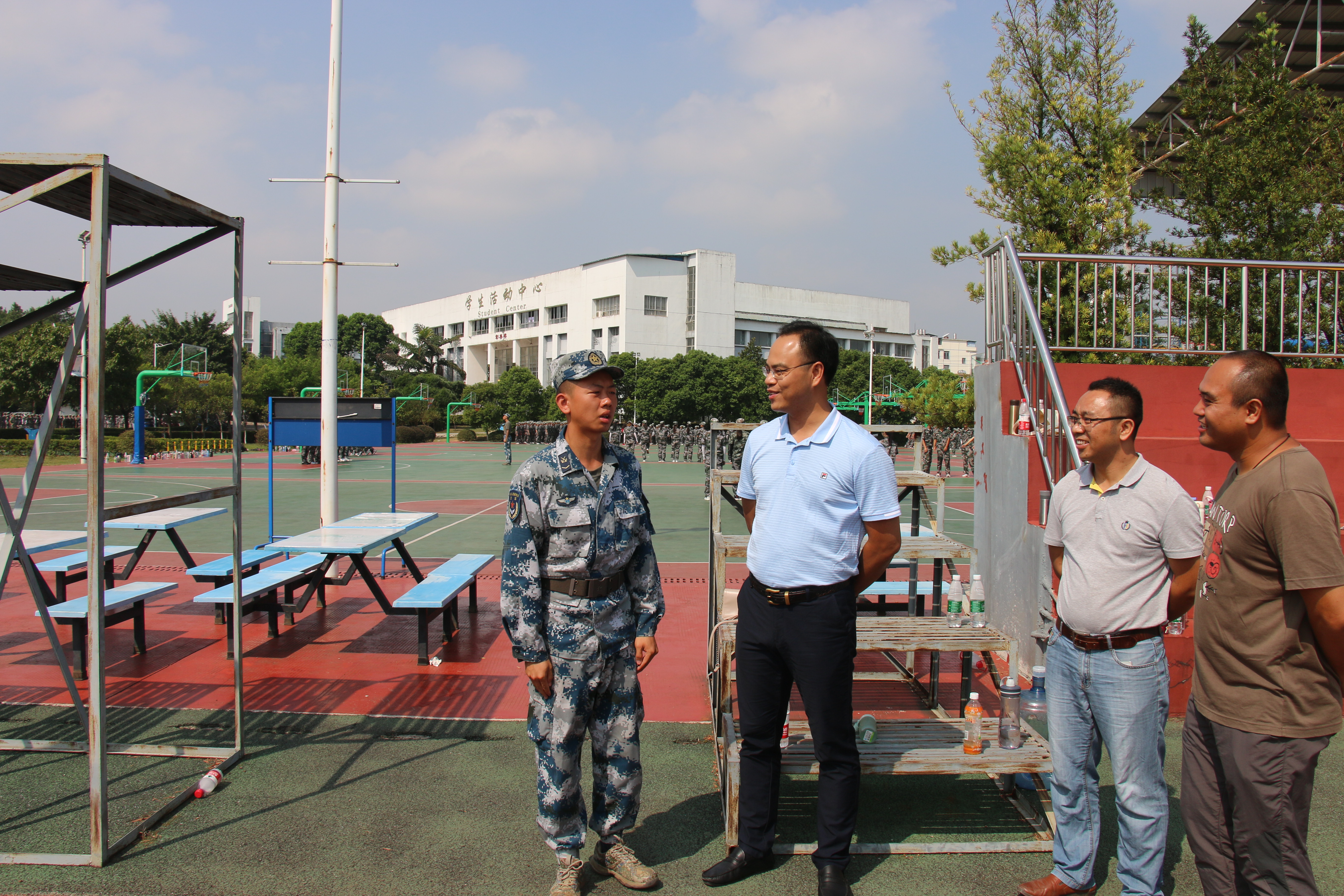 校党委副书记,纪委书记,副校长邓志平检查军训工作