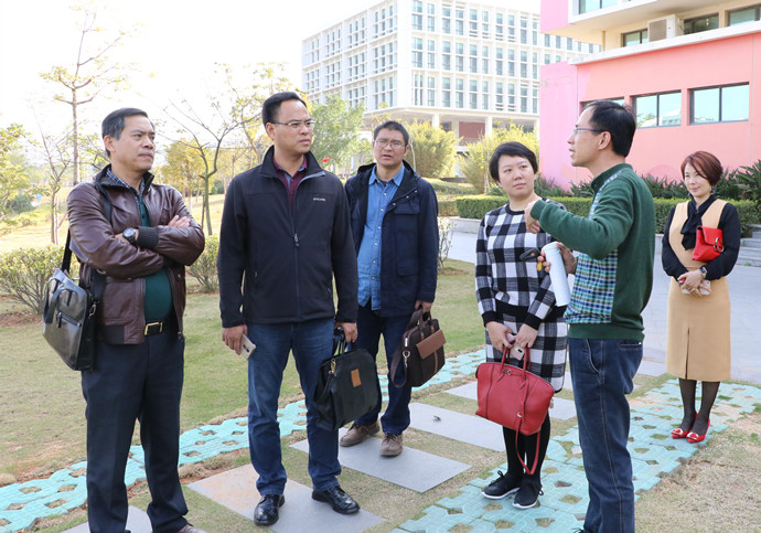 徐丹总监给我校考察团讲解观澜高尔夫俱乐部情况