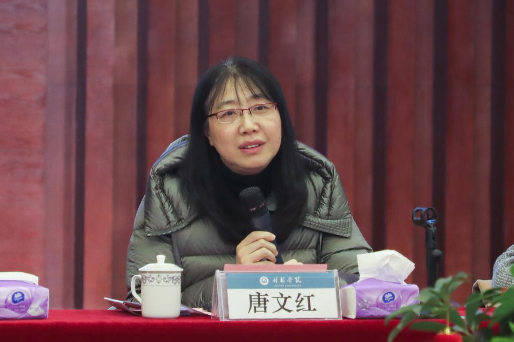 唐文红主持座谈会唐文红在主持会议时要求,会议有关组织单位要认真