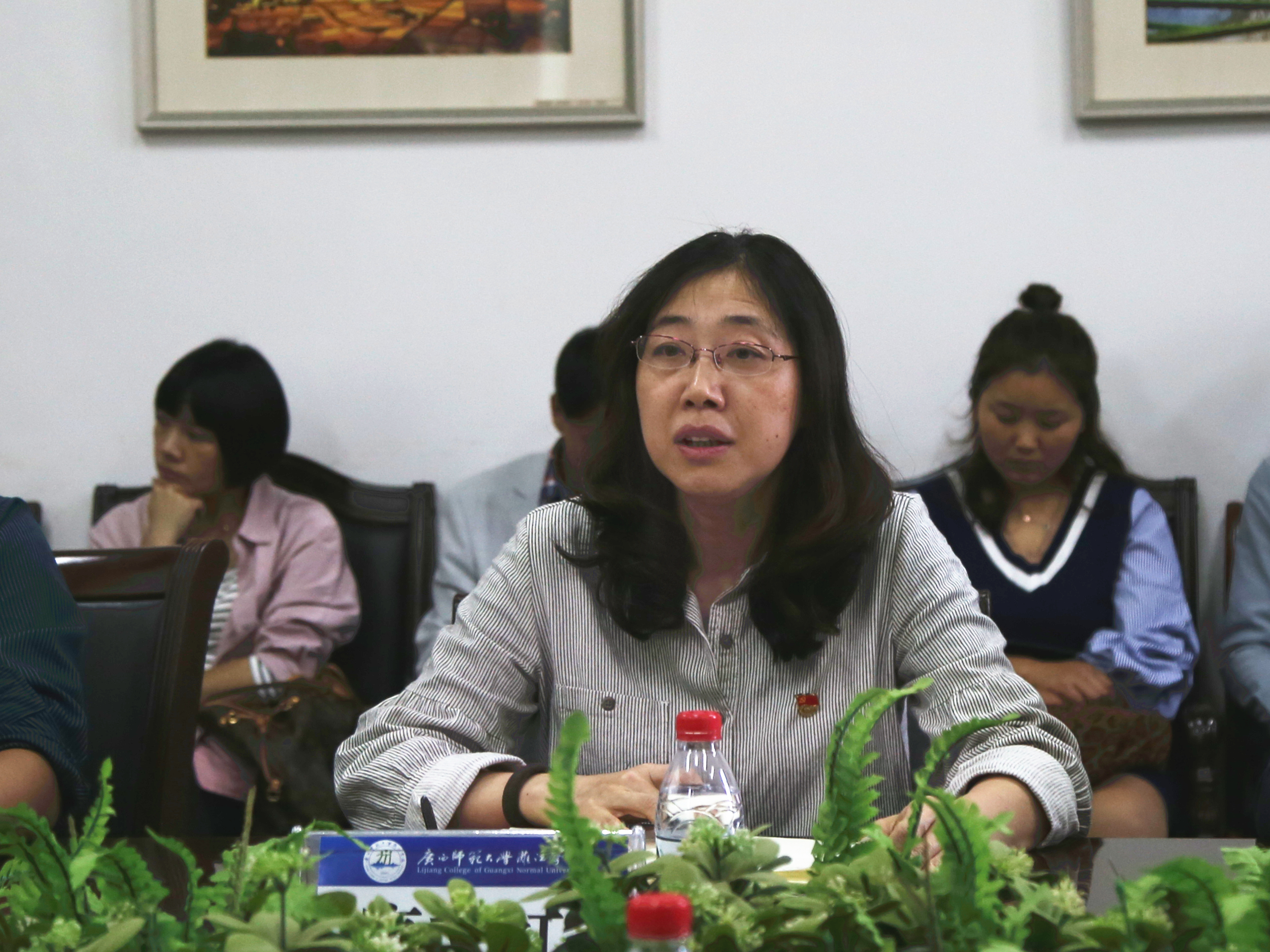 校党委书记唐文红主持会议