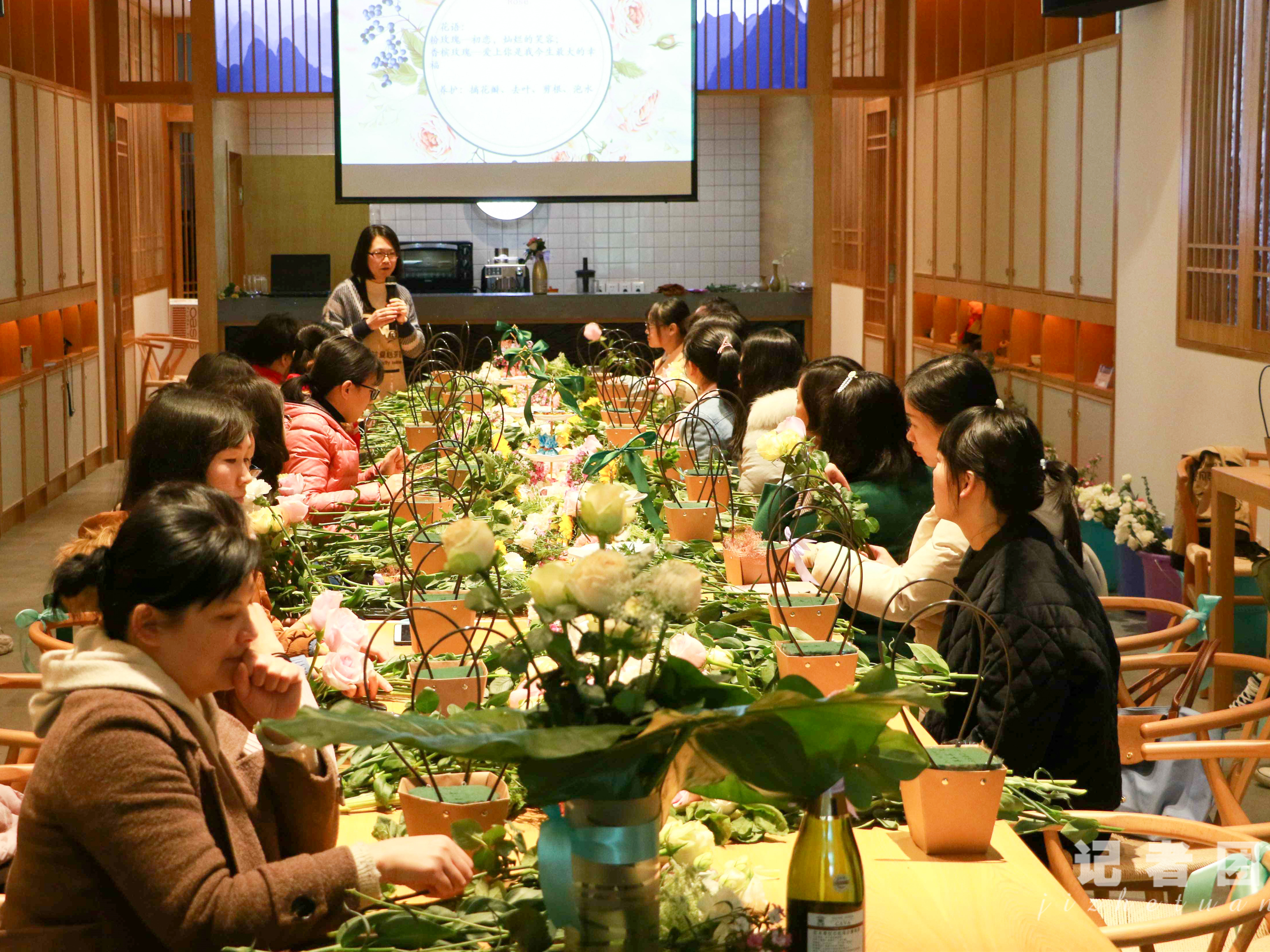 此次花艺沙龙是校工会"漓院为你祝福"的系列活动之一,不仅让女教职工